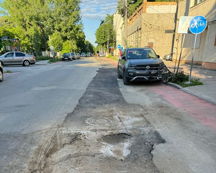 Drumuri ca-n război, soluție de campanie. Un primar din Olt cheamă șoferii să dea constructorul în judecată VIDEO