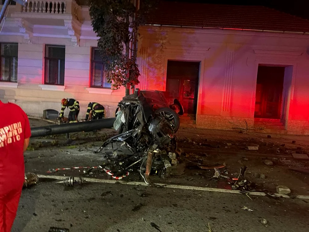 Mașina a fost transformată într-un morman de fiare în urma impactului cu un stâlp. FOTO: ISU