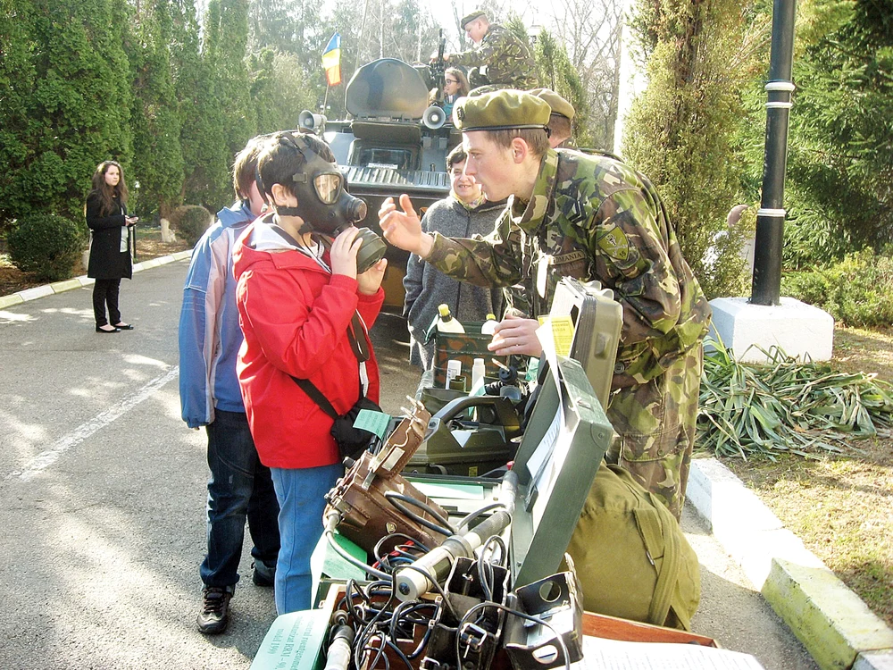 
    Copiii pot vedea cum e viaţa de militar  