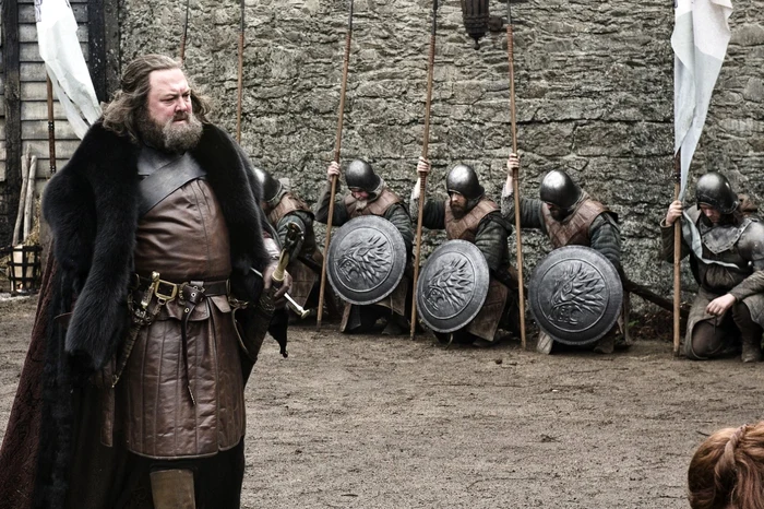 Robert Baratheon, interpretat de Mark Addy, în vizita făcută Casei Stark în primul episod din „Game Of Thrones“ FOTO Cinemagia