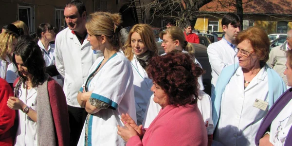Medicii au protestat în curtea Clincii de Dermatologie din Timişoara