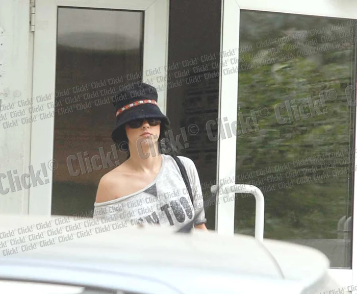 Cu ochelari de soare,  pălărie şi umărul drept  dezgolit, Lavinia a părăsit  blocul preocupată să nu  fie recunoscută de nimeni