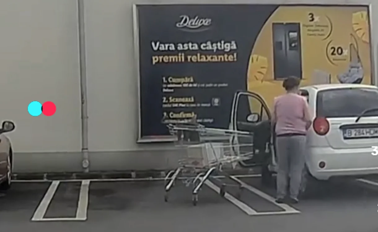 Femeia a lăsat căruțul în parcare FOTO: Captura video
