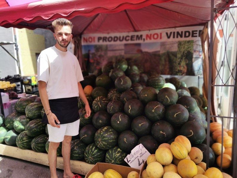 Secretul pentru a nu rămâne cu pepenii în câmp sau pe tarabă. Fermier: „Suntem aici de 11 ani. La noi prețul mai puțin contează”