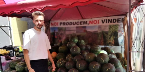 pepeni de obarsia in piata slatina   foto alina mitran jpg