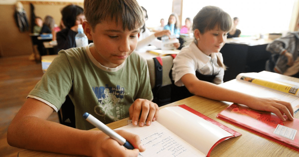 Peste 6.200 de elevi vor primi bani pentru rechizite școlare în județul Galați