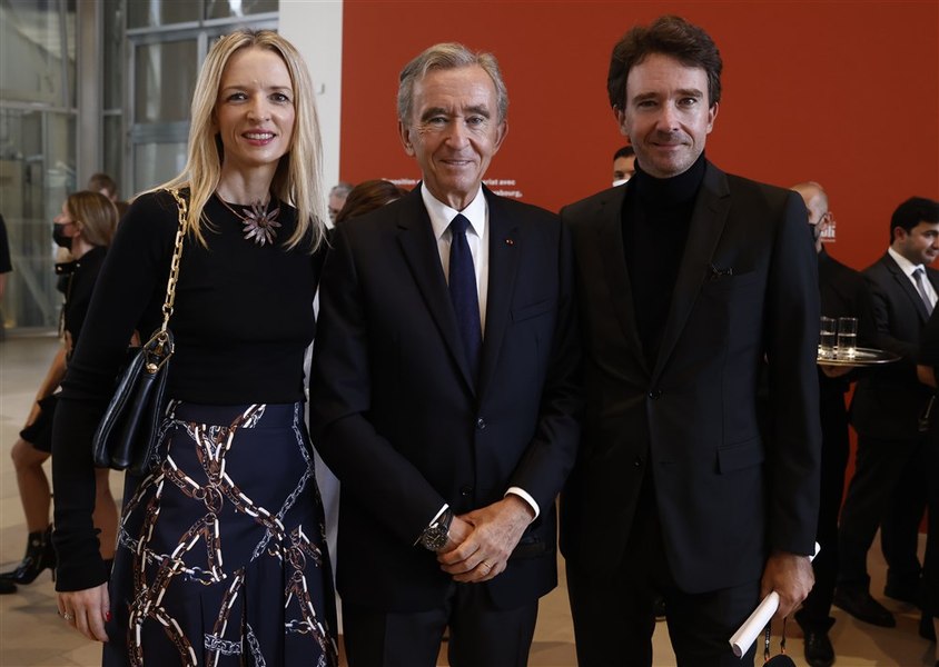 Cel mai bogat om din lume caută succesor. Cine sunt moștenitorii imperiului Louis Vuitton