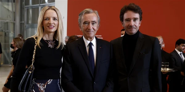 Bernard Arnault alături de fiul său, Antoine, și fiica sa, Delphine FOTO EPA-EFE