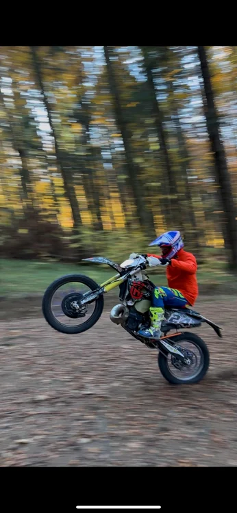 Lui Dany Boy îi place să se relaxeze cu motocicleta prin pădure / Sursă foto: social media