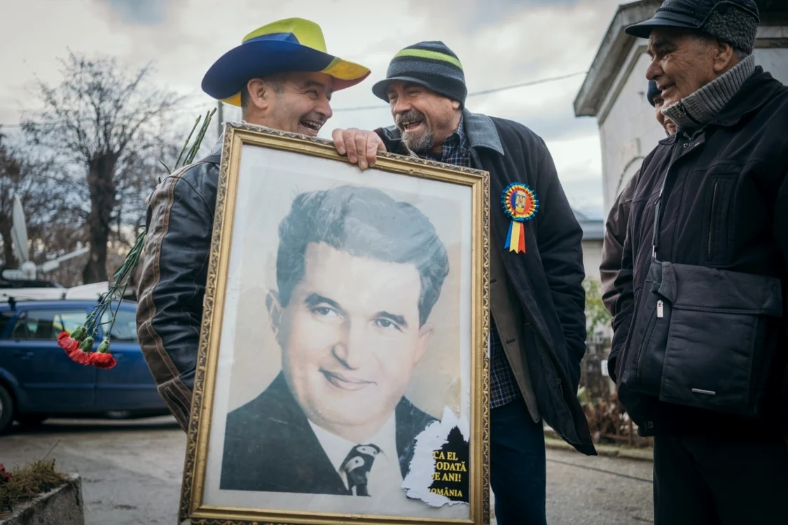 48% dintre români cred că o duceau mai bine pe vremea lui Ceaușescu. FOTO: AFP/Andrei Pungovschi
