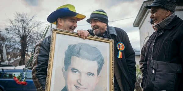 Admiratori şi foşti membri ai Partidului Comunist Român comemorează 30 de ani de la execuţia fostului dictator Nicolae Ceausescu în cimitirul Ghencea Militar în Bucureşti România FOTO AFP / Andrei Pungovschi
