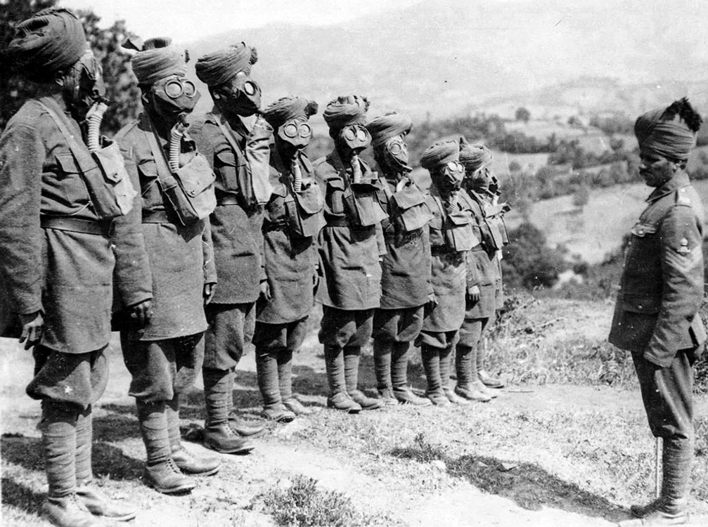 Frontul din Salonic (macedonean),  soldaţii indieni într-un exerciţiu cu măşti de gaz. Forţele Aliate s-au alăturat sârbilor în războiul contra Puterilor Centrale.