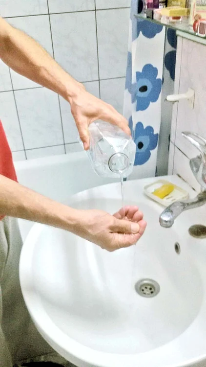 Ploieştenii au postat sâmbătă pe Facebook fotografii cu apa murdară
