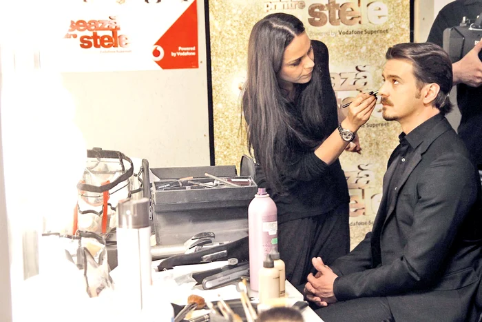 Şi bărbaţii trec pe la cabina de machiajFoto: Antena 1