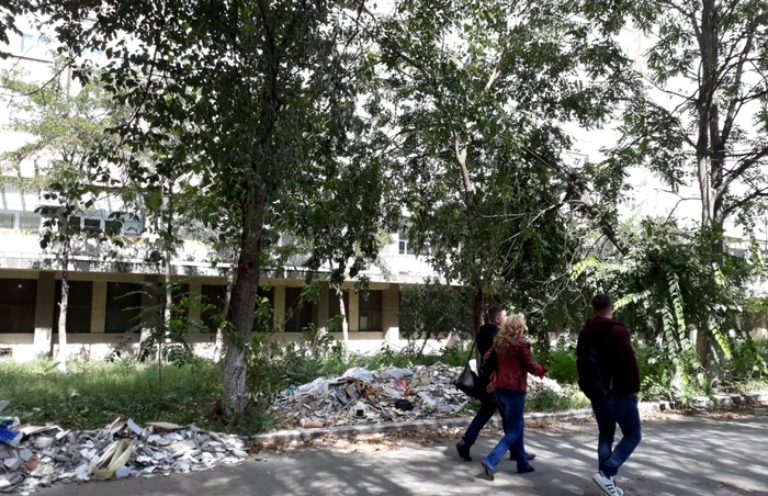 Grămezile de deşeuri se înalţă încet şi sigur în faţa spitalului FOTO Ana Popescu