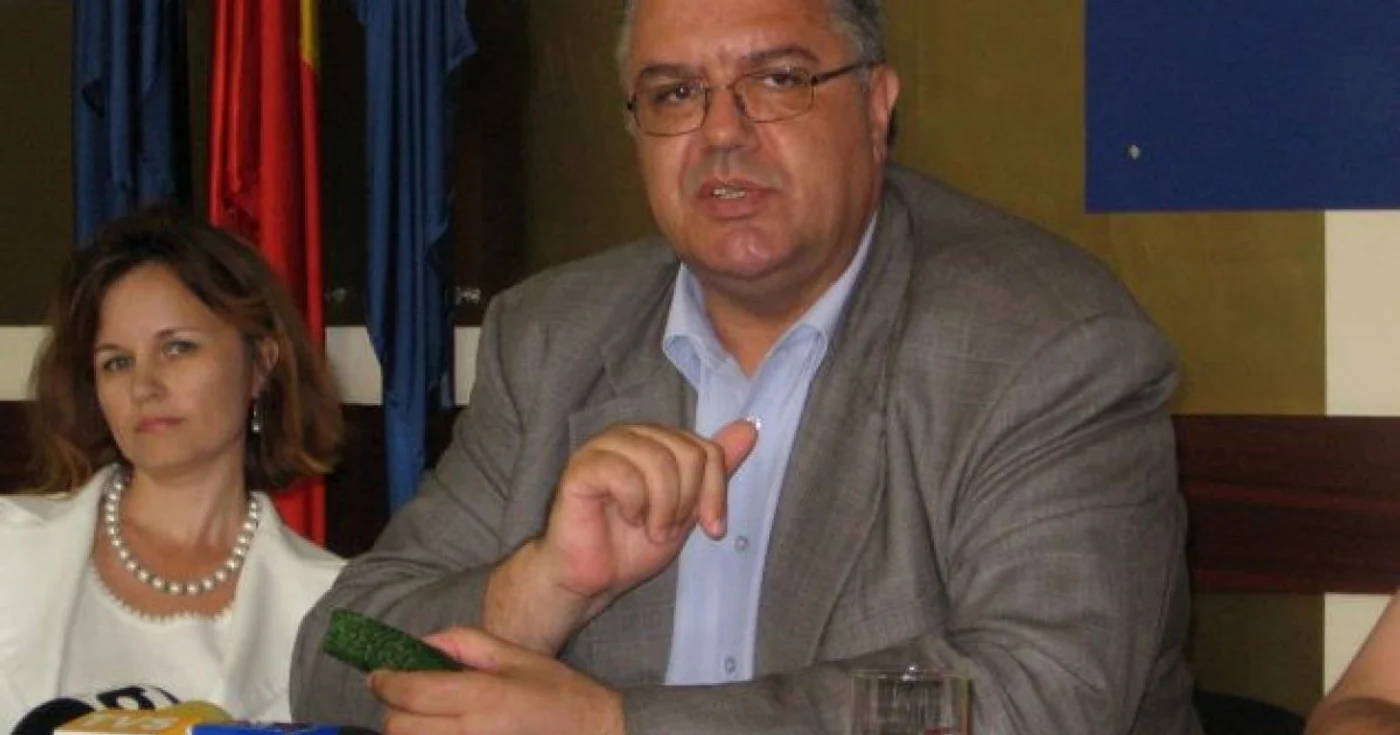 Prefectul Nicolae Giugea a promovat şi castraveţii de Işalniţa. Foto:arhivă