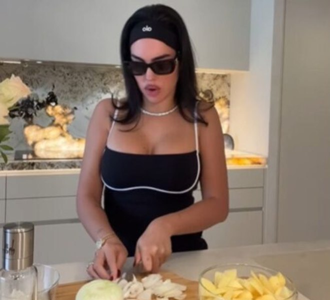 Iubita lui Cristiano Ronaldo prepară „omleta spaniolă perfectă”, „echipată” cu ochelari de soare Chanel