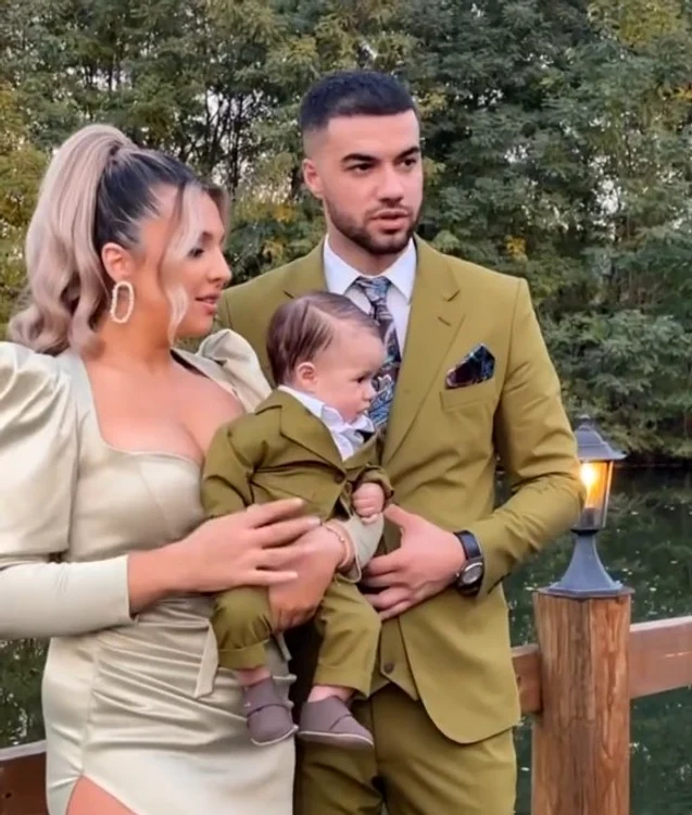 
    Theo Rose le-a cântat  petrecăreţilor  