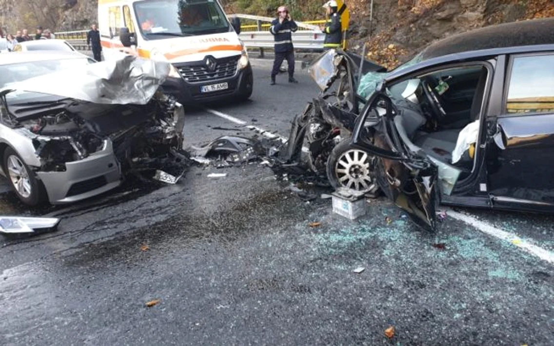 Imagini de la accidentul de pe Valea Oltului DN7_E81 Vâlcea cu cinci victime în urma unei depăşiri neregulamentare Foto Adevărul
