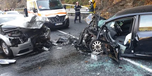 Imagini de la accidentul de pe Valea Oltului DN7_E81 Vâlcea cu cinci victime în urma unei depăşiri neregulamentare Foto Adevărul