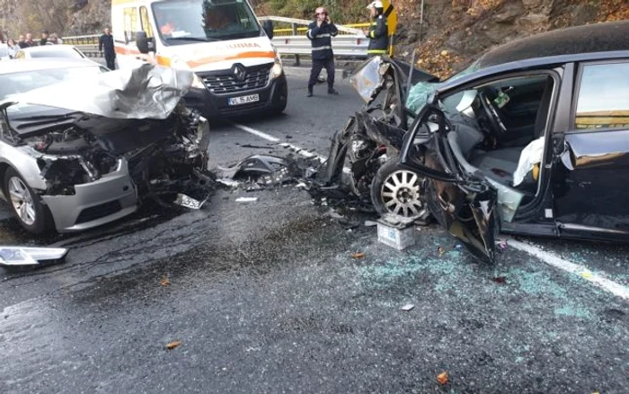 Imagini de la accidentul de pe Valea Oltului, DN 7/ E 81, cu 5 victime în urma unei depăşiri neregulamentare, în Vâlcea Foto Adevărul