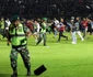 Cel puțin 174 de persoane au fost ucise inclusiv polițiști pe stadionul Kanjuruhan din Malang Indonezia după o ciocnire între fanii a două echipe de fotbal indoneziene FOTO EPA EFE (2) jpg