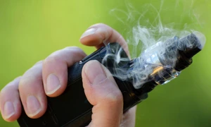 Tigara electronica vaping vapat vapare FOTO Shutterstock