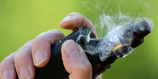 Tigara electronica vaping vapat vapare FOTO Shutterstock
