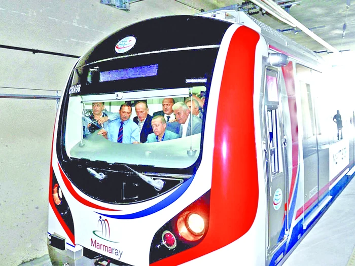 Erdogan, însoţit
oficiali locali şi guvernamentali, a condus trenul prin tunelul de sub
strâmtoarea Bosfor