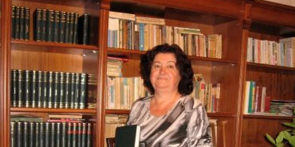 Bistriţa : Dina Cămărăşan colecţionează cărţile „Adevărul“ pentru nepoţi