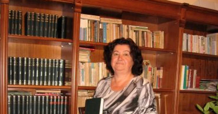 Bistriţa : Dina Cămărăşan colecţionează cărţile „Adevărul“ pentru nepoţi