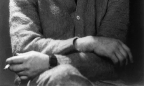 Constantin Brâncuși a realizat între 1937 1938 Ansamblul Calea Eroilor, situat pe o axă ce cuprinde Masa Tăcerii, Aleea Scaunelor, Poarta Sărutului și Coloana Infinită jpeg