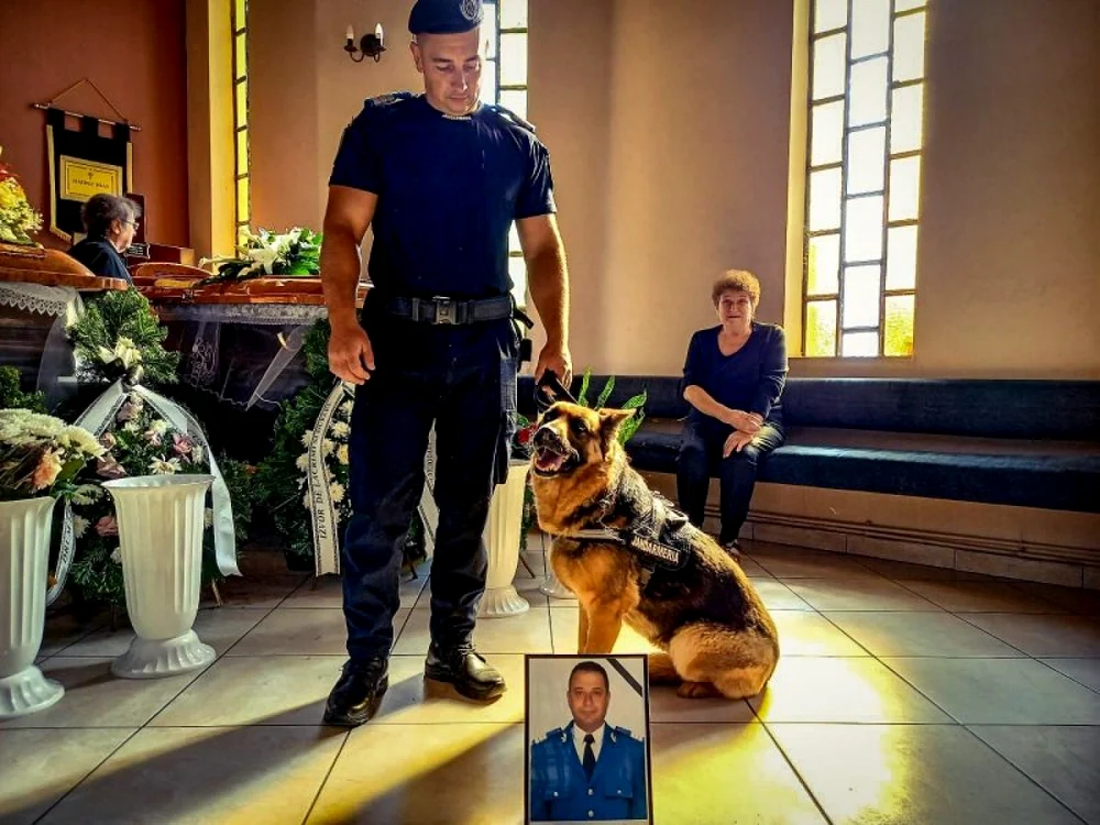 Linda şi-a luat rămas bun de la stăpânul său. Foto: Jandarmeria Alba