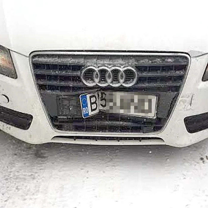 Incidentul a fost produs chiar de brunetă, care a lovit un alt automobil