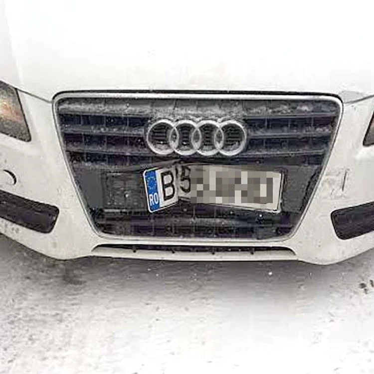 Incidentul a fost produs chiar de brunetă, care a lovit un alt automobil