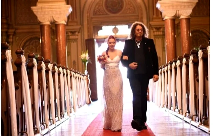 
    Delia, mireasă, condusă la altar de tatăl eifoto: Facebook  