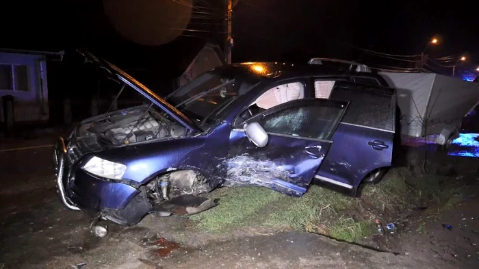 Un bărbat a murit şi alte două persoane au fost rănite, într-un accident rutier grav produs pe DJ 107F