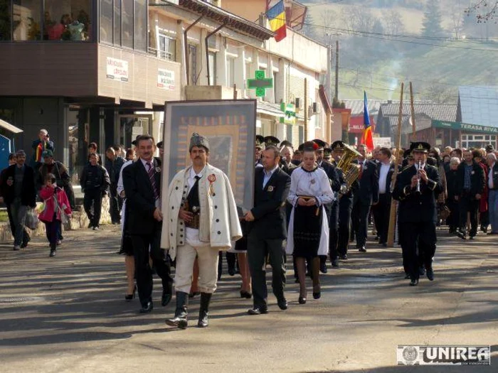 Ceremonia de aducere a drapelului atribuit lui Avram Iancu la Câmpeni FOTO ziarulunirea.ro