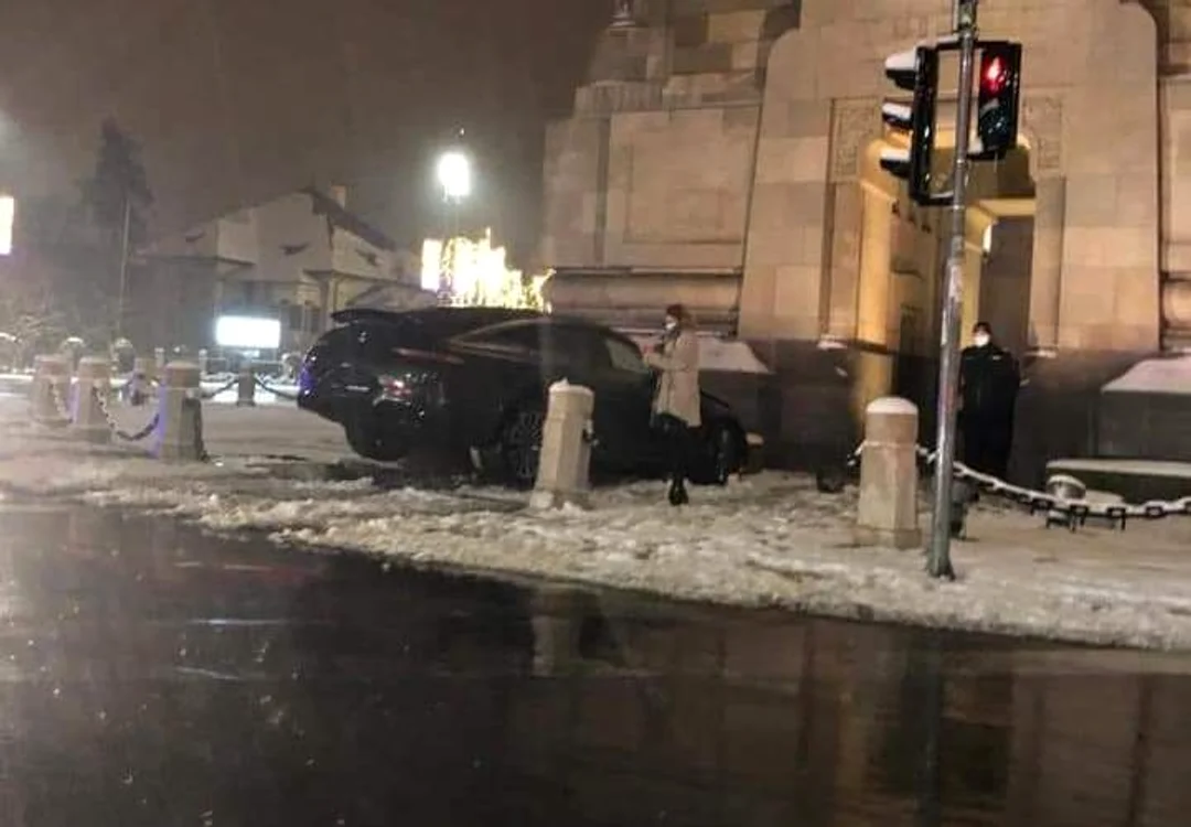 Șoferul a ajuns cu bolidul în mobilierul stradal de la Arcul de Triumf