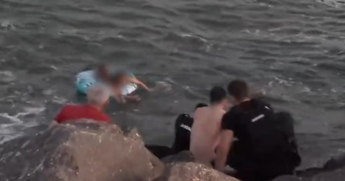 Recuperarea a două persoane purtate de valuri în largul mării, la Constanța Recuperarea a două persoane purtate de valuri în largul mării, la Constanța