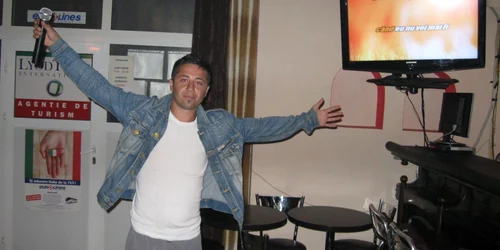 Târgovişte: Tinerii se relaxează la serile karaoke