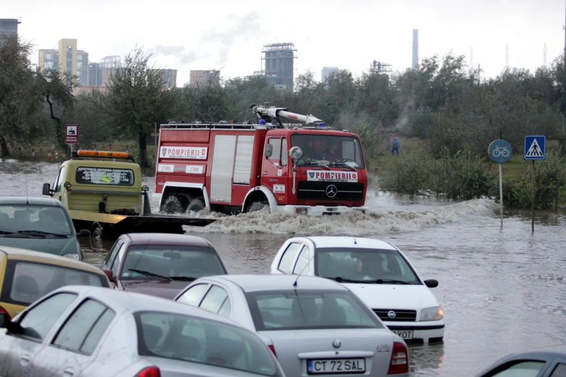 
    Viitura de localitatea Corbu, județul Constanța, a inundat străzile și mai multe gospodăriiFoto: Mediafax  