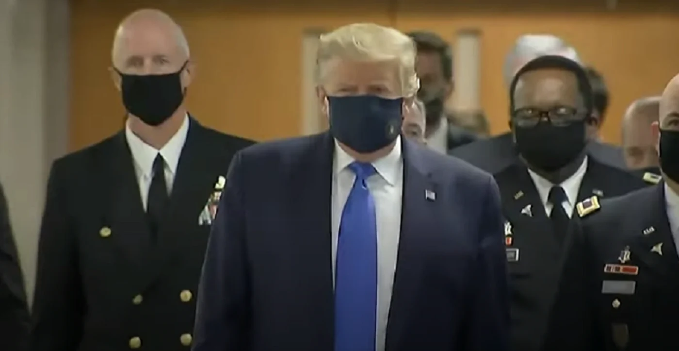 
    Donald Trump a purtat pentru prima dată de la izbucnirea pandemiei de COVID-19, mască de protecţie în public  