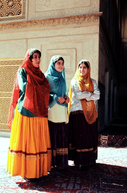 Femei iraniene în costume tradiționale, în 1971. FOTO: AFP