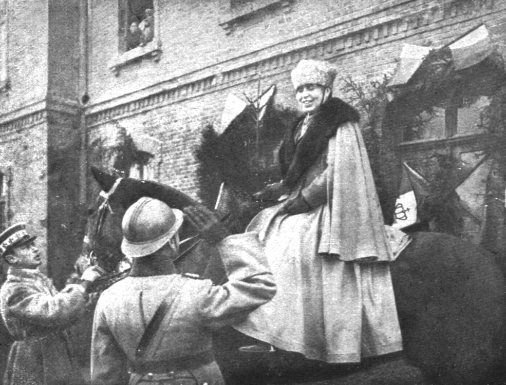 Regina Maria călare este întâmpinată de un ofițer, 1918, în ”România eliberată”, Foto Profimedia