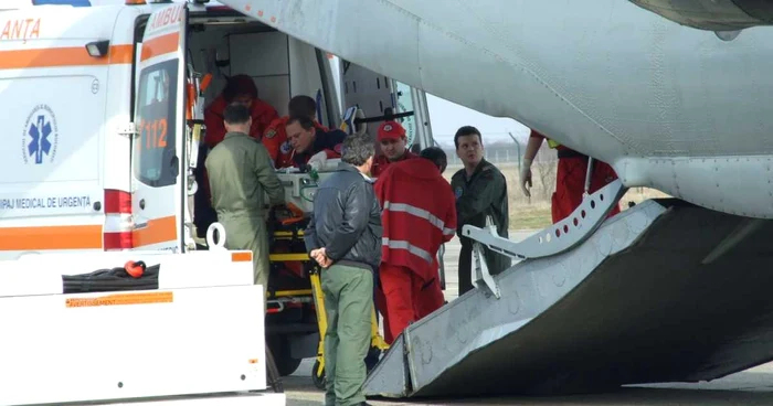 Cei doi copii au fost transportaţi ieri la Bucureşti de o aeronavă MapN