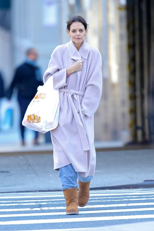 Katie Holmes a fost surprinsă de paparazzi ep stradă în New York