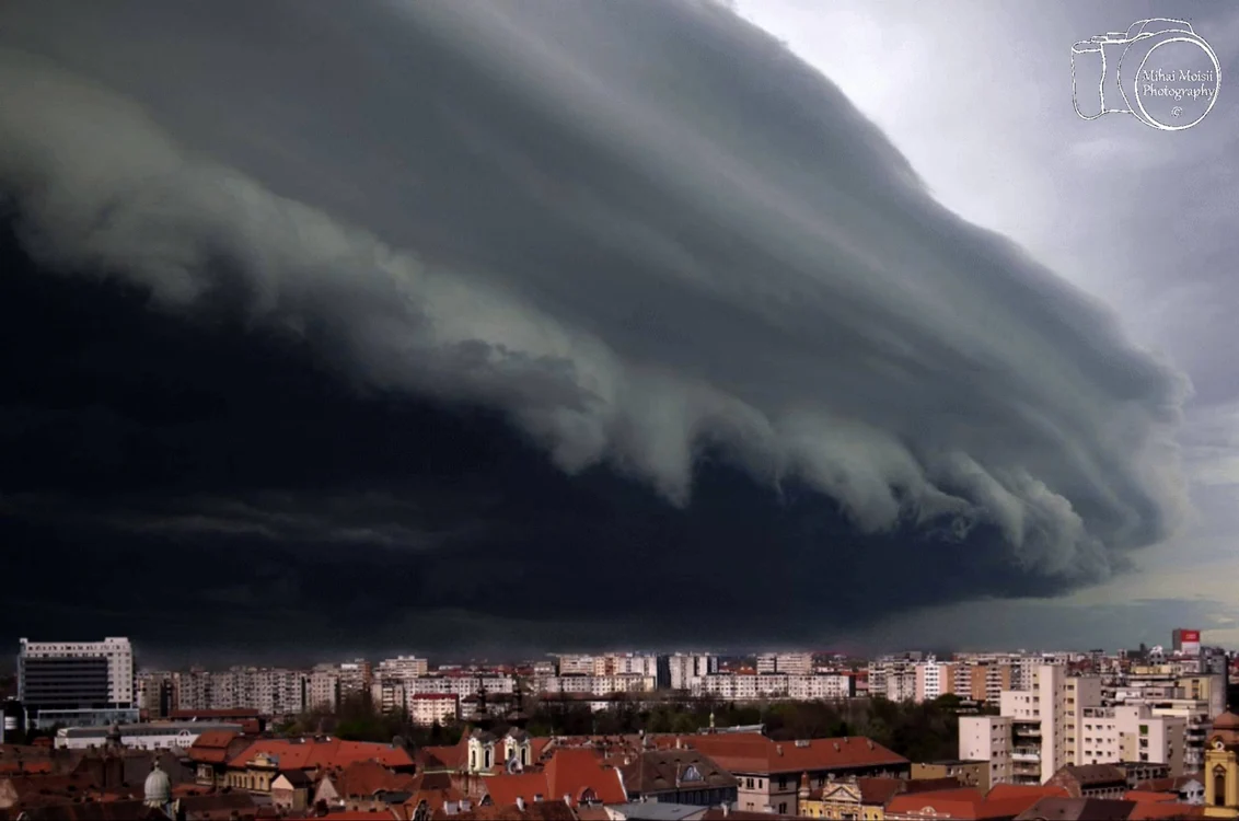 
    Norul care a acoperit duminică seară Timişoara a părut din altă lumeFoto: Mihai Moisii  
