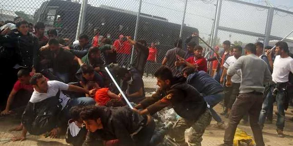 Refugiaţi fug de bărbaţi afgani care i-au atacat cu beţe pe cei care aşteptau la rând să fie înregistraţi în tabăra Moria pe insula Lesbos Grecia FOTO Guliver/GettyImages