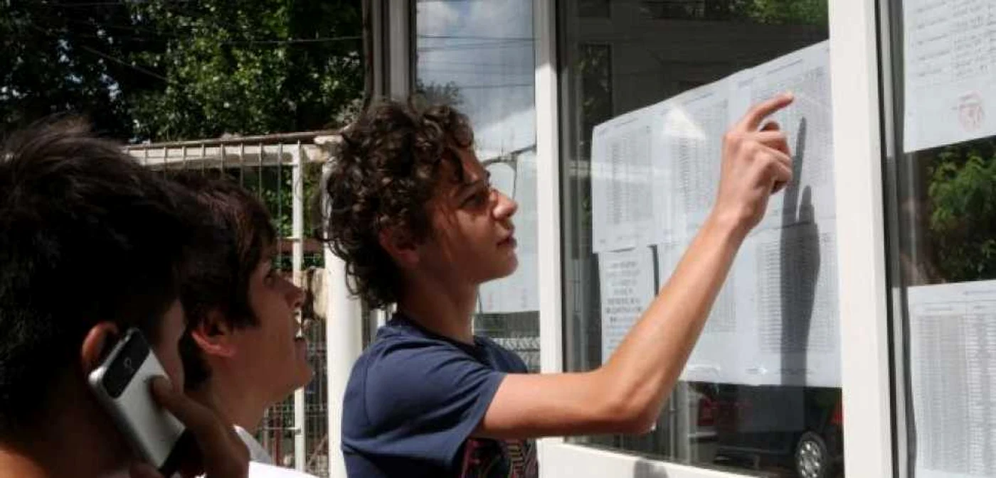 Elevii au aflat joi seară ce medii de admitere au şi unde sunt în topul judeţean   FOTO: Adevărul